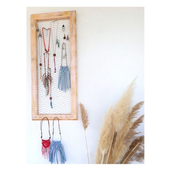 Colgador de madera para collares