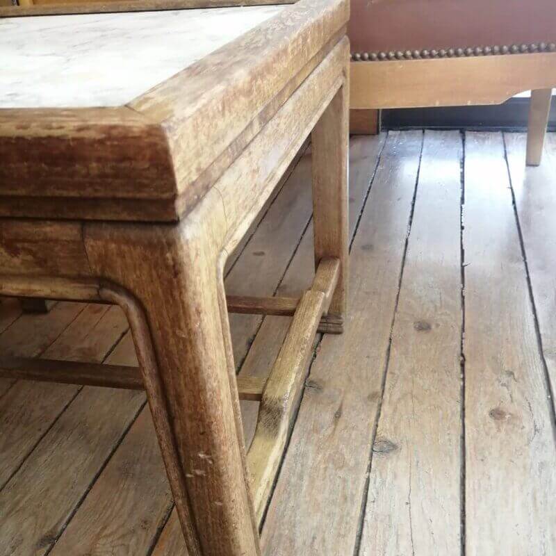 Mesa auxiliar de madera y mármol