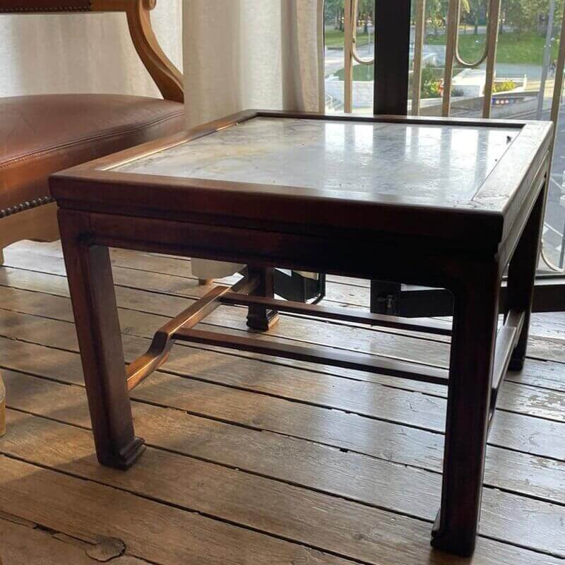 Mesa auxiliar de madera y mármol ya restaurada