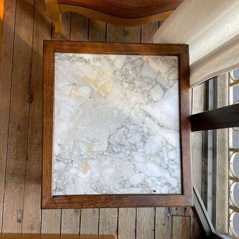 Mesa auxiliar de madera y mármol