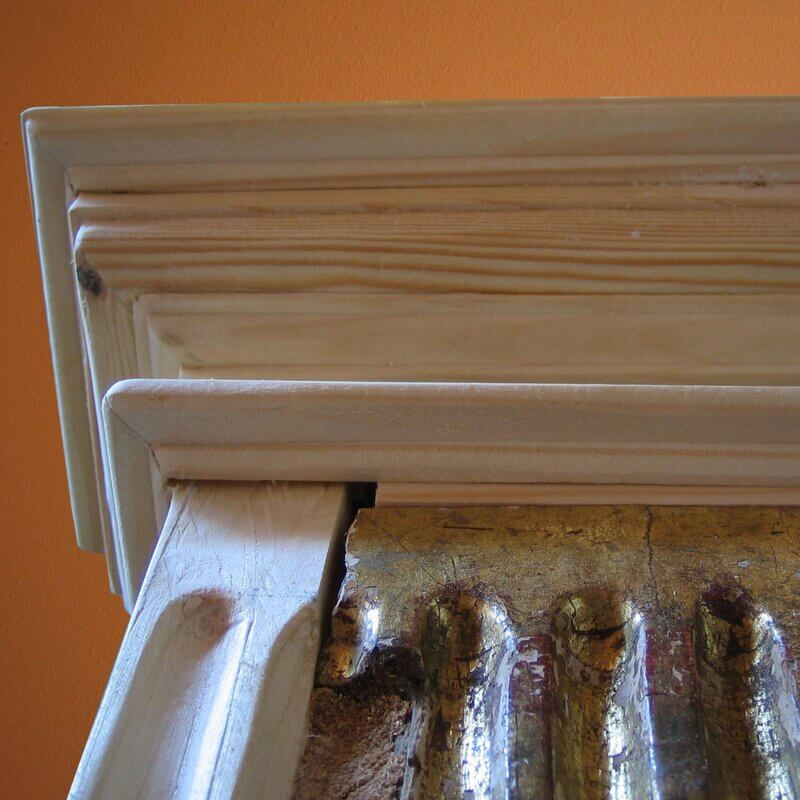 Columna de retablo de iglesia en restauración