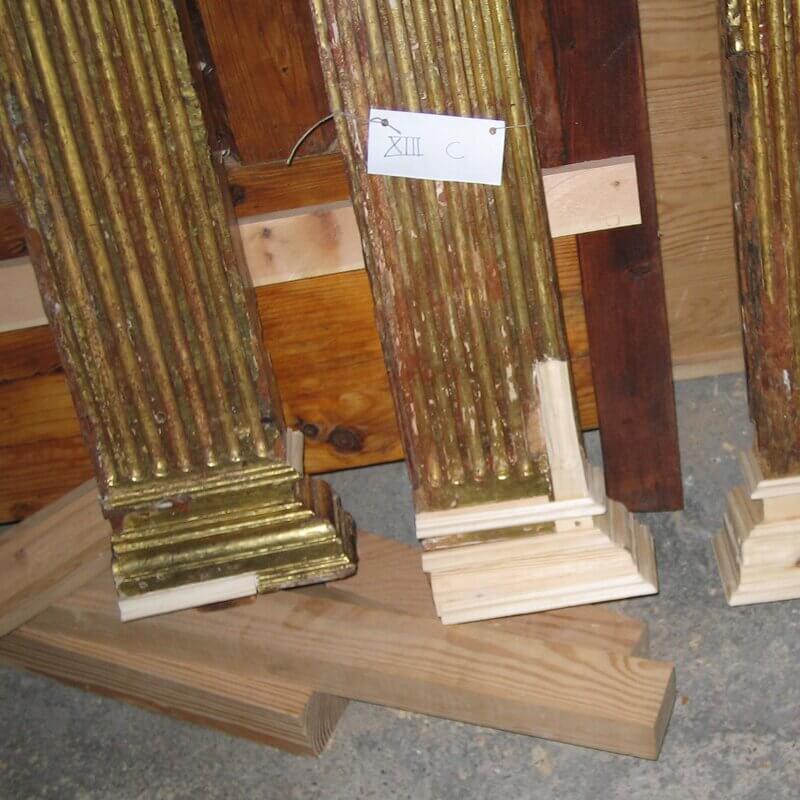 Columnas de un retablo de iglesia en restauración