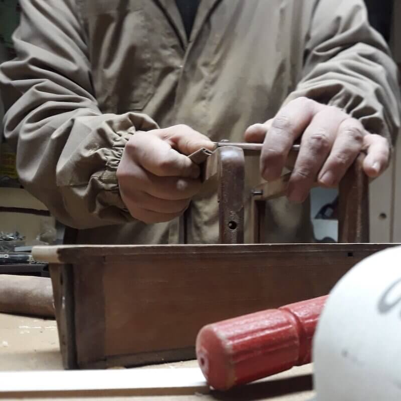 Trabajo en el proceso de restauración de antigüedades