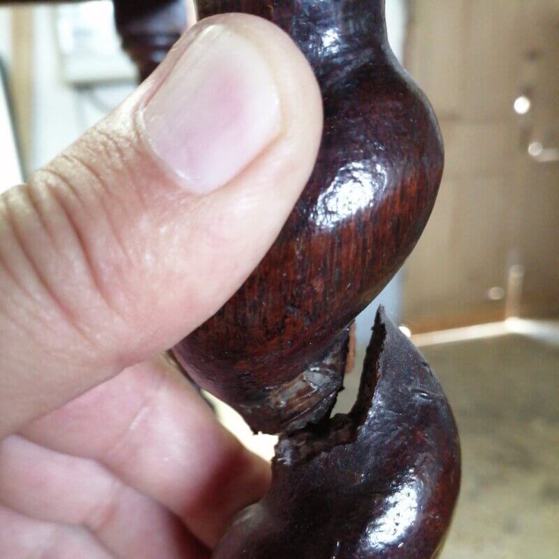 Detalle de la pata rota de una silla