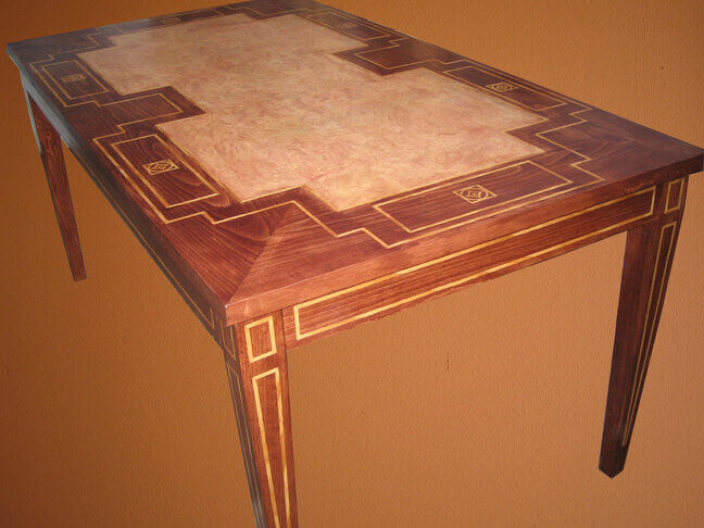 Mesa de madera hecha a mano