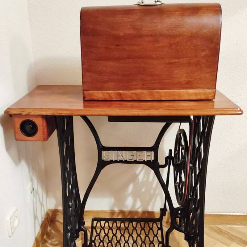 Máquina de coser, una vez arreglada la mesa 